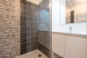 Shower, hair dryer - Villa Steps from Valras Beach (Valras-Plage)