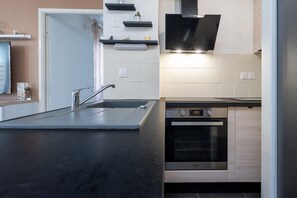 Fridge, microwave, oven, stovetop - Spacious Villa Near Valras Beach (Valras-Plage)