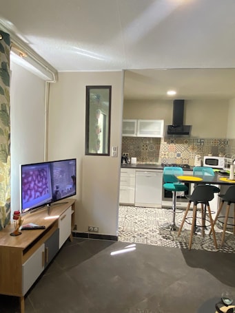 Fridge, microwave, oven, stovetop. Zahra D'or