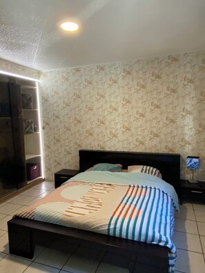 1 chambre, bureau, fer et planche à repasser, lit parapluie