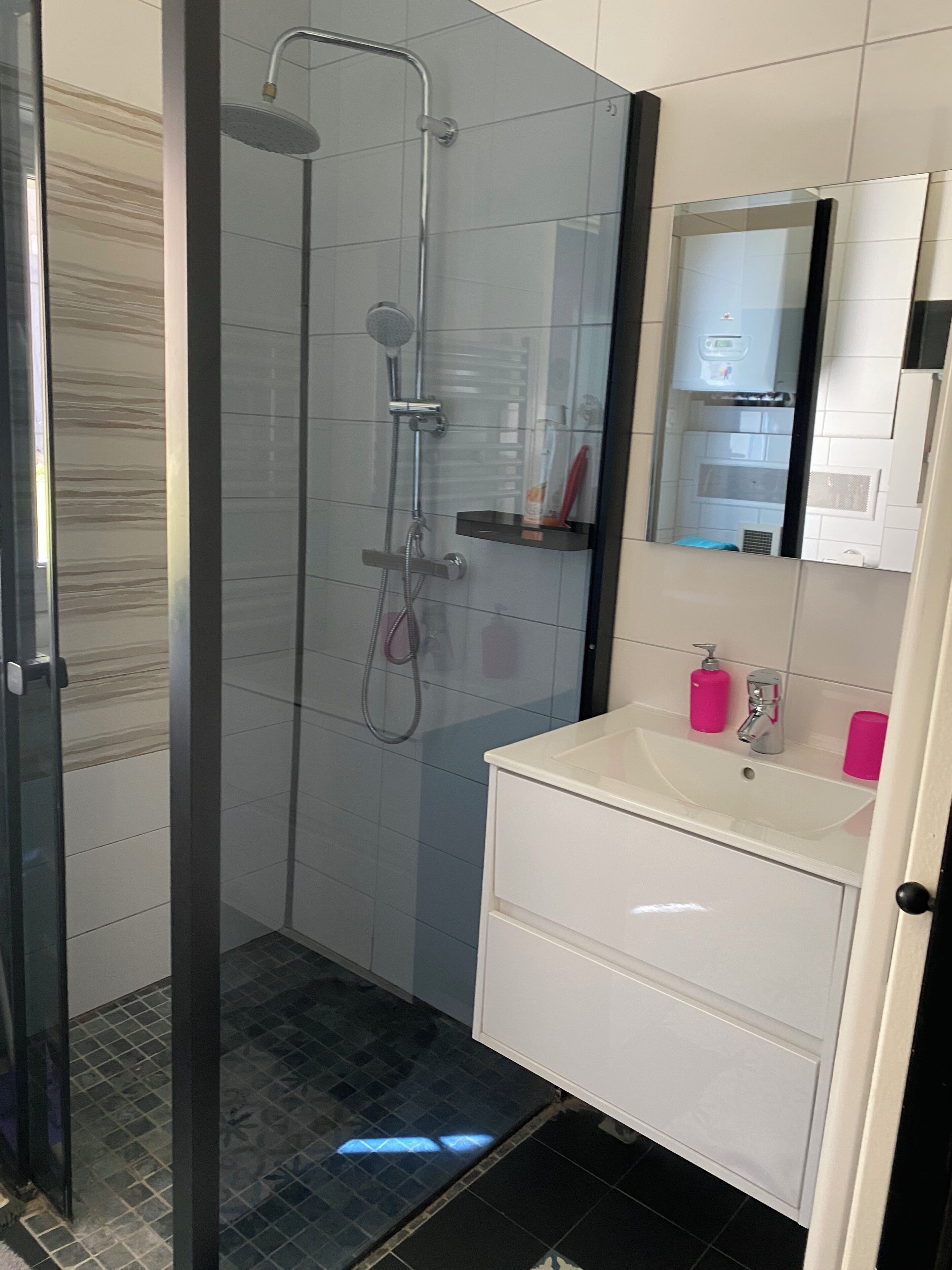 Een haardroger, handdoeken, zeep, shampoo