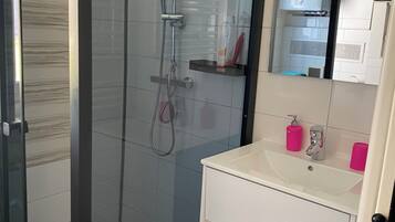 Sèche-cheveux, serviettes fournies, savon, shampoing