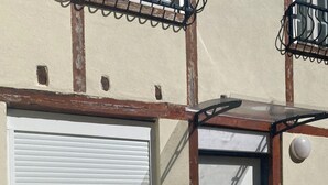 A room with a window, a door, a small table, and a chair. - Zahra D'or (Plombières-lès-Dijon)