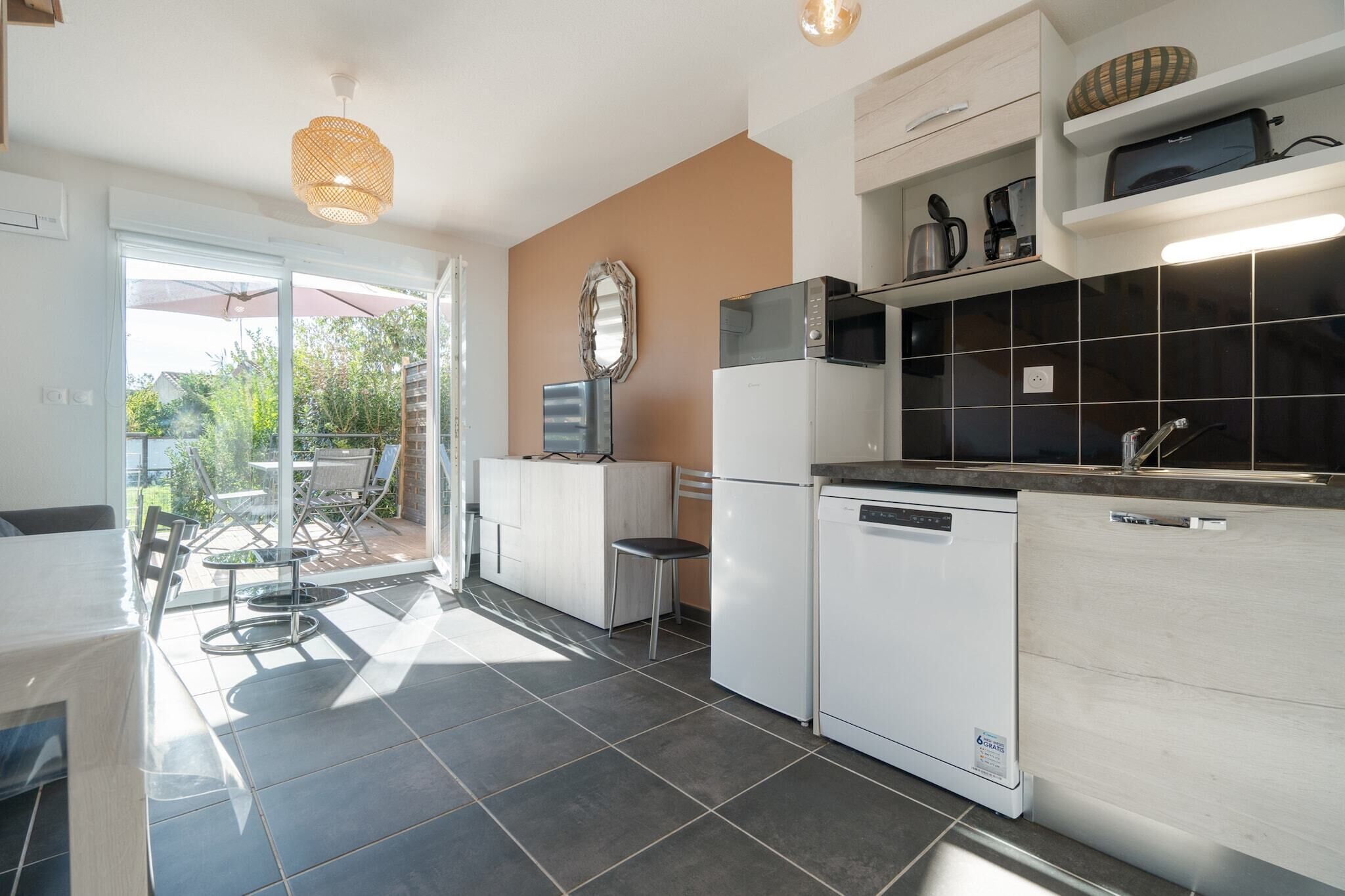 Coffee/tea maker, fridge, microwave, stovetop