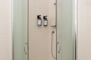 Shower, hair dryer, bidet, towels