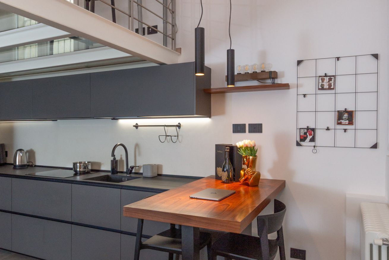 Kühlschrank, Herdplatte, Wasserkocher mit Kaffee-/Teezubehör