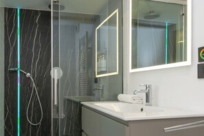 Dusche, Haartrockner, Bidet, Handtücher