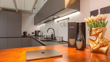 Réfrigérateur, plaque de cuisson, cafetiÚre/bouilloire