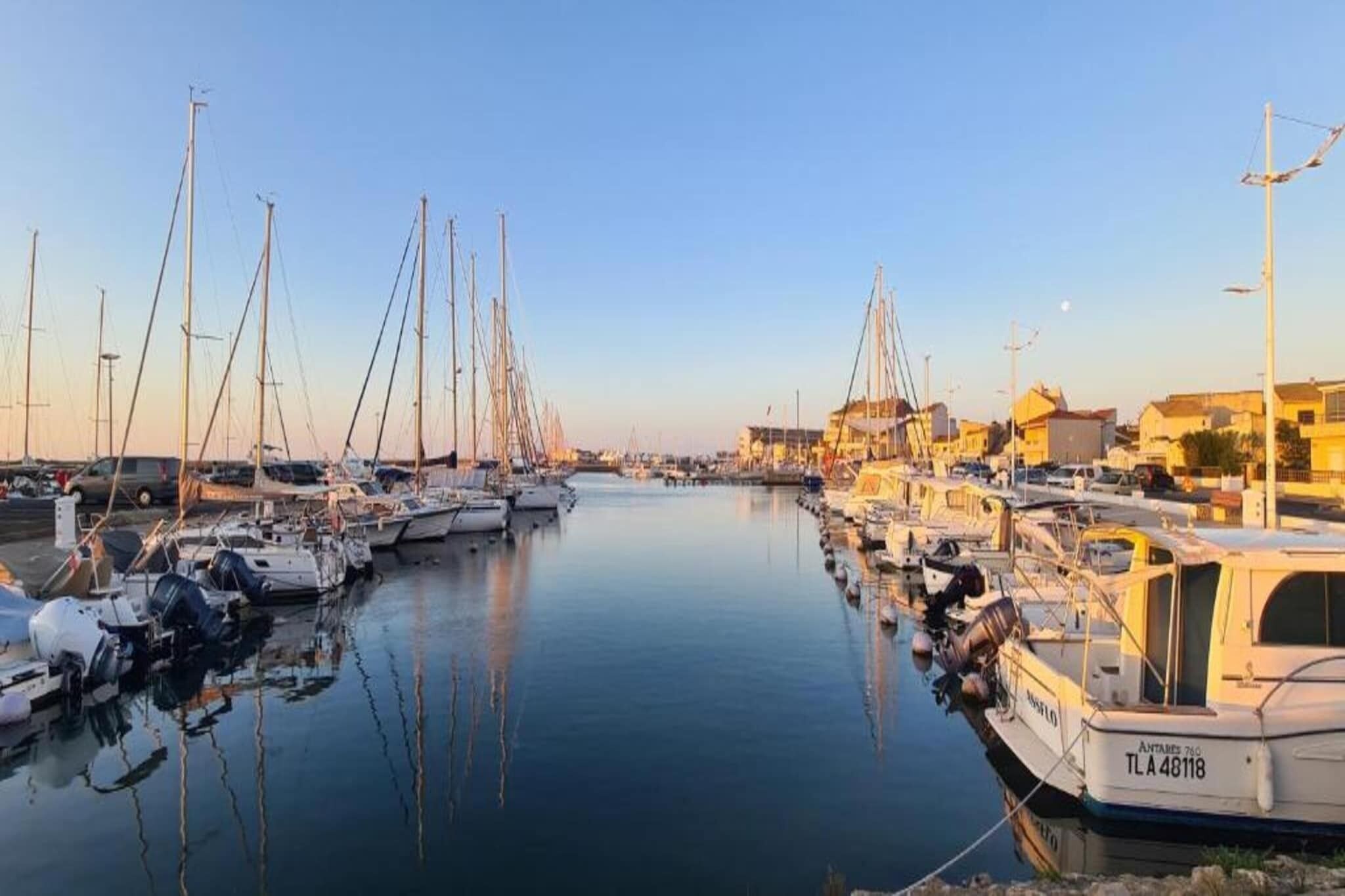 Un puerto deportivo con varias embarcaciones amarradas a lo largo del agua.