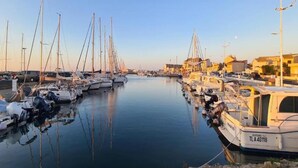 A marina with multiple boats docked along the water. - Bright Retreat Near Beach (Sérignan)