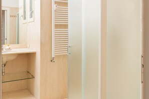 Regadera, secadora de cabello, bidet 