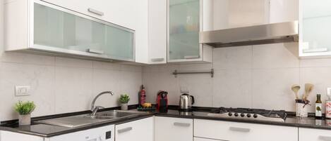Frigorífico, horno, placa de cocina y lavavajillas