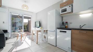 Fridge, microwave, stovetop, dishwasher