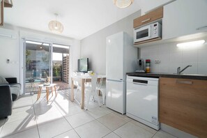 Fridge, microwave, stovetop, dishwasher