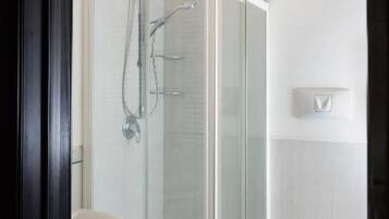 Doccia, asciugacapelli, bidet, asciugamani