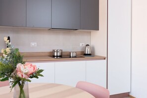 Fridge, microwave, oven, stovetop - New Exclusive Melegnano Apartments- Near train station X4 (Melegnano)