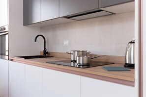 冰箱、微波炉、烤箱、炉灶