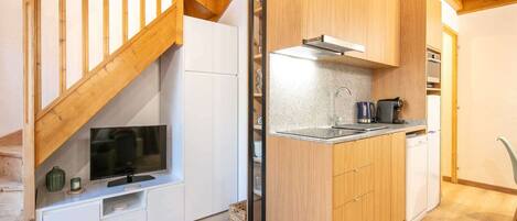 Kühlschrank, Mikrowelle, Herdplatte, Geschirrspüler