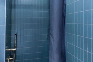 Dusche, Haartrockner, Bidet