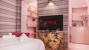 A bedroom with a bed, a TV, and a minibar. - Piazza del Carmine - Gold Exclusive Apartment - APARTMENT IN THE UNDERGROUND (Milano)