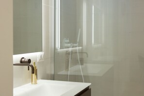 Dusche, Haartrockner, Bidet, Handtücher