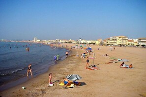 بالقرب من الشاطئ