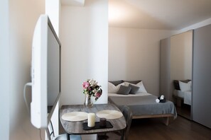 1 室のベッドルーム、デスク、防音設備、アイロン / アイロン台
