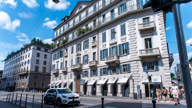 Un immeuble à plusieurs étages doté de balcons et donnant sur la rue.