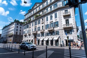 A multi-story building with balconies and a street view. - Spiga - Exclusive Apartment (Milano)