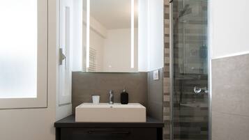 Doccia, asciugacapelli, bidet, asciugamani