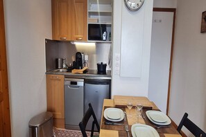 Fridge, microwave, stovetop, dishwasher - Cozy Apartment Near Ski Slopes (Les Deux Alpes)