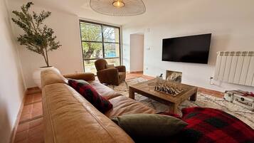 Smart TV, fireplace, DVD player, table football