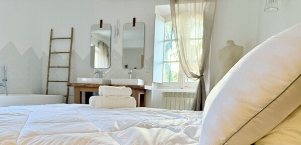 6 chambres, fer et planche à repasser, lit parapluie, Wi-Fi gratuit