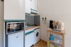 Fridge, microwave, stovetop, coffee/tea maker