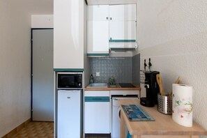 Kühlschrank, Mikrowelle, Herdplatte, Wasserkocher mit Kaffee-/Teezubehör