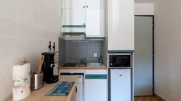 Réfrigérateur, micro-ondes, plaque de cuisson, cafetiÚre/bouilloire