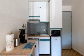 Fridge, microwave, stovetop, coffee/tea maker - Apartment in Le Grau-du-Roi (Le Grau-du-Roi)