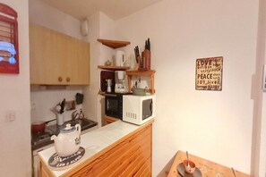 Kylskåp, mikrovågsugn, spishäll och kaffe- och tebryggare