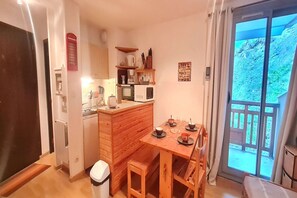 冷蔵庫、電子レンジ、コンロ、コーヒー / ティーメーカー