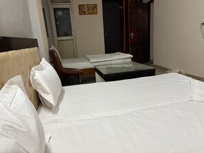 Meja kerja, ruang kerja ramah laptop, dan Wi-Fi gratis