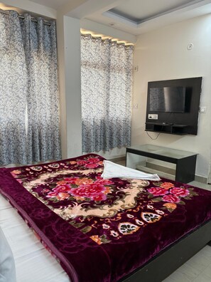 Desk, laptop workspace, free WiFi - ICY WHITE STAY HERE (Noida)