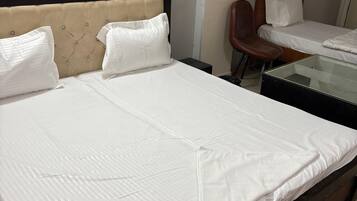 Escritorio, espacio para trabajar con laptop y wifi gratis