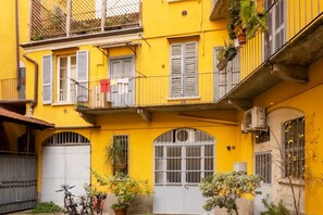 Exterior detail - Located on the second floor of a typical Milanese condominium, this two-room apartment combines comfort and contemporary style. The flat features a fully equipped kitchen, ideal for those who love to cook and host. You will find a hob, oven, fridge, dish (Milano)