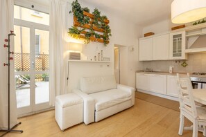 TV - Located on the second floor of a typical Milanese condominium, this two-room apartment combines comfort and contemporary style. The flat features a fully equipped kitchen, ideal for those who love to cook and host. You will find a hob, oven, fridge, dish (Milano)