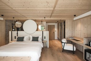 In-room safe, blackout curtains, soundproofing, free WiFi - Muliné Lodge (Selva di Val Gardena)