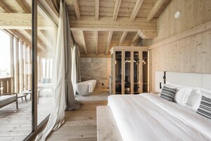 Suite panorámica, vistas a la montaña | Caja fuerte, cortinas opacas, sistema de insonorización y wifi gratis