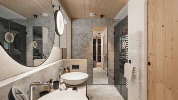 Designer-Toilettenartikel, Haartrockner, BademÀntel, Hausschuhe