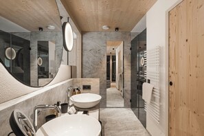 Articles de tocador de disseny, assecador de cabells i barnussos 