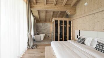 Panoramic-Suite, Bergblick | Zimmersafe, Verdunkelungsvorhänge, schallisolierte Zimmer