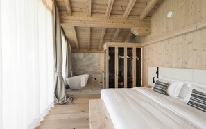 Panoramic Suite, Mountain View | In-room safe, blackout curtains, soundproofing, free WiFi - Muliné Lodge (Selva di Val Gardena)